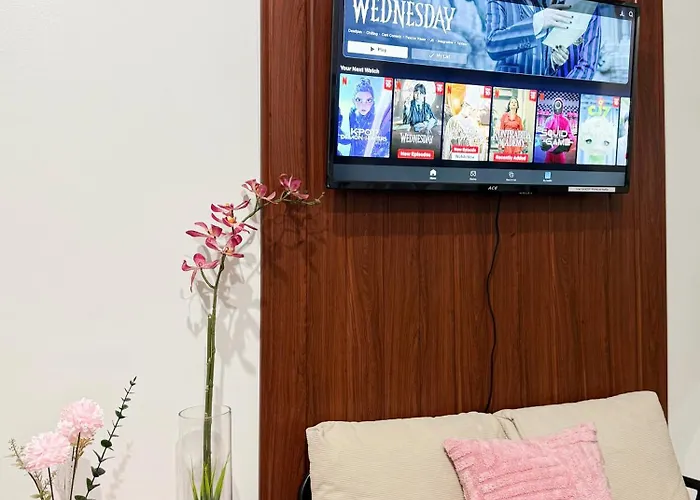 Roomies Spacious Fully Furnished With Balcony And Netflix For 4pax Aparthotel Manila