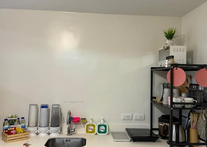 Roomies Spacious Fully Furnished With Balcony And Netflix For 4pax Manila